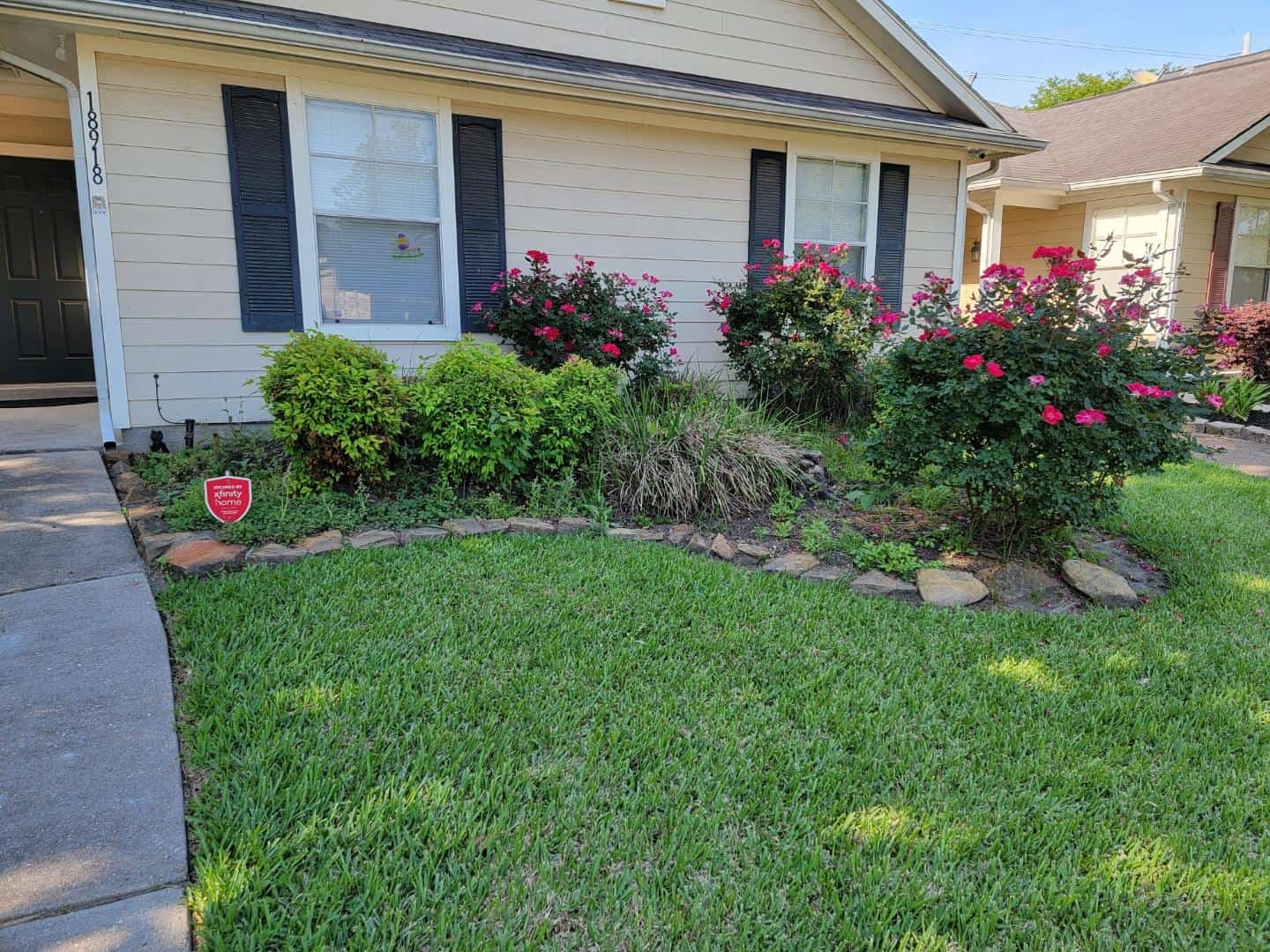 IMG 7981 -Cut'N Edge Property Management Front lawn with flower beds, shrubs, and trimmed grass in Huffman, TX