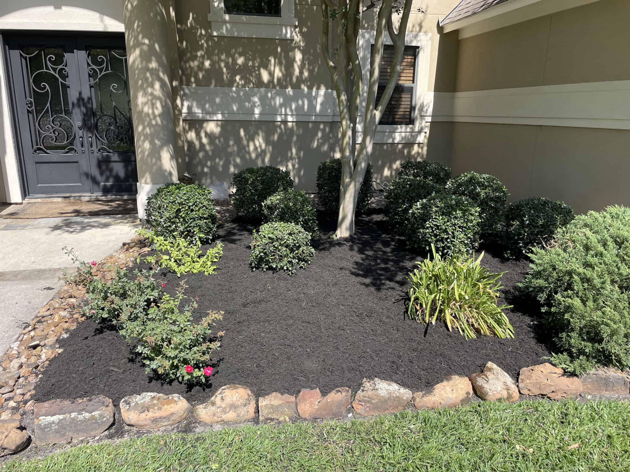 Z20230525 1 scaled 1 -Cut'N Edge Property Management Benefits of mulch use.